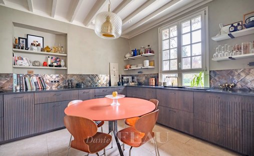 House 6 Room(s) 4 Bedroom(s) 210 M²