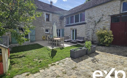 Rural Village Near Fontainebleau, 18 Th Century Estate And Dependencies Surrounded By A 3.8 Hectare P