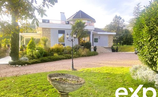 Castle for Sale in Gannat, Auvergne-Rhône-Alpes, France