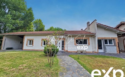 Castle for Sale in Mérignac, Nouvelle-Aquitaine, France