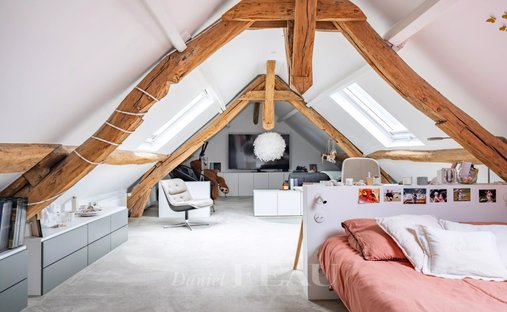 House 6 Room(s) 4 Bedroom(s) 210 M²