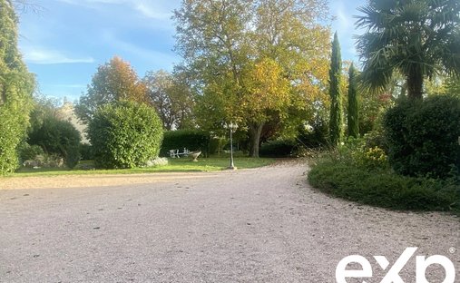 Castle for Sale in Gannat, Auvergne-Rhône-Alpes, France