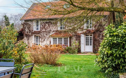 House 6 Room(s) 4 Bedroom(s) 210 M² - 3