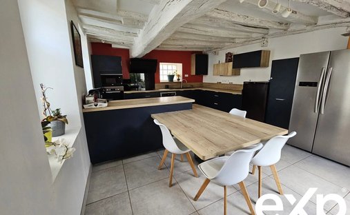 Rural Village Near Fontainebleau, 18 Th Century Estate And Dependencies Surrounded By A 3.8 Hectare P