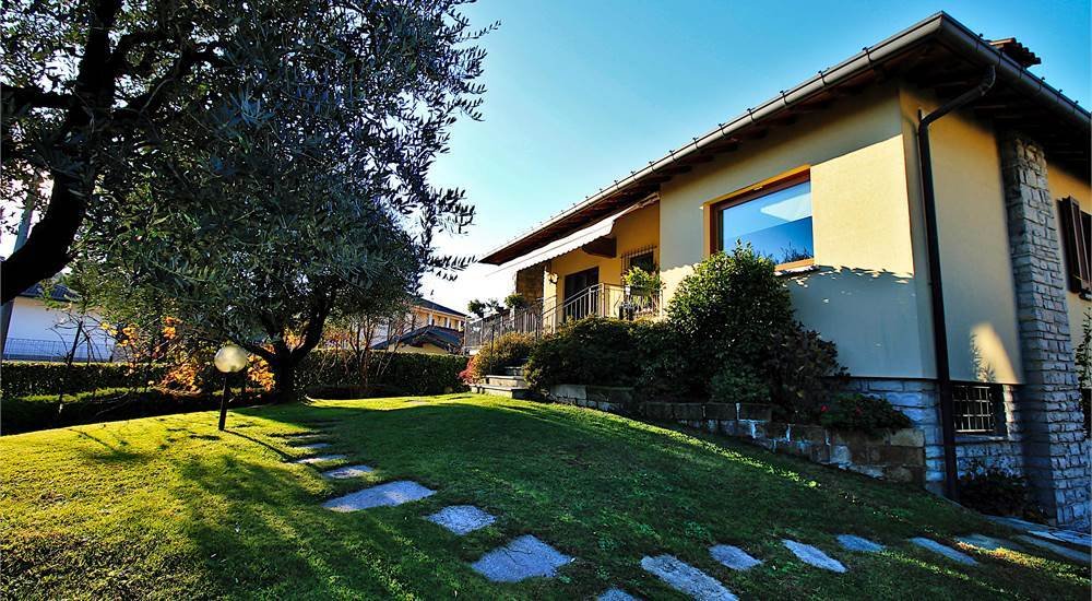 Villa in San Fermo della Battaglia, Lombardy, Italy 1 - 16832624