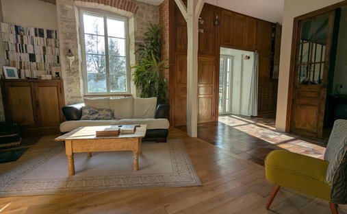 An Urban Chateau Dating Back To 1930 With An Outhouse, A Swimming Pool And Tree Dotted Grounds