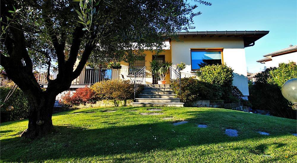 Villa in San Fermo della Battaglia, Lombardy, Italy 2 - 16832624