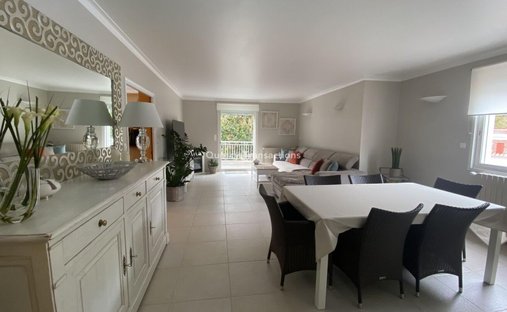 An Urban Chateau Dating Back To 1930 With An Outhouse, A Swimming Pool And Tree Dotted Grounds