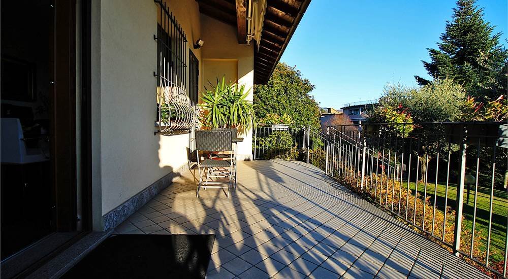 Villa in San Fermo della Battaglia, Lombardy, Italy 4 - 16832624