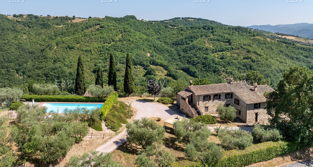 Casa di campagna a Gubbio, Umbria, Italia 1 - 16838508