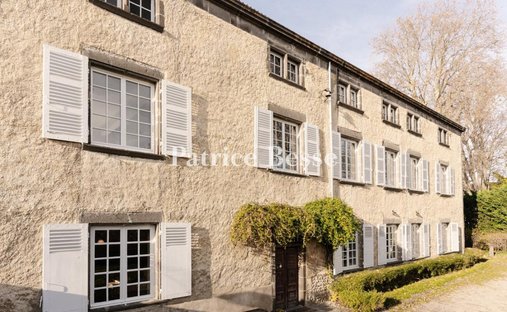 Castle for Sale in Clermont-Ferrand, Auvergne-Rhône-Alpes, France