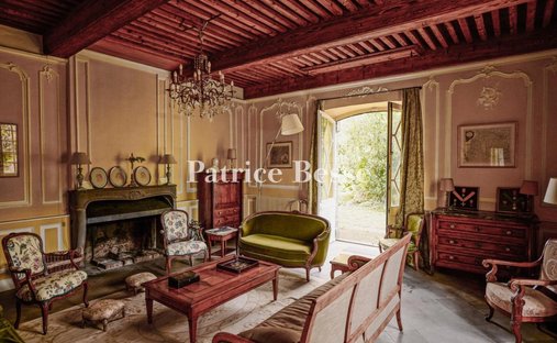 Castle for Sale in Clermont-Ferrand, Auvergne-Rhône-Alpes, France