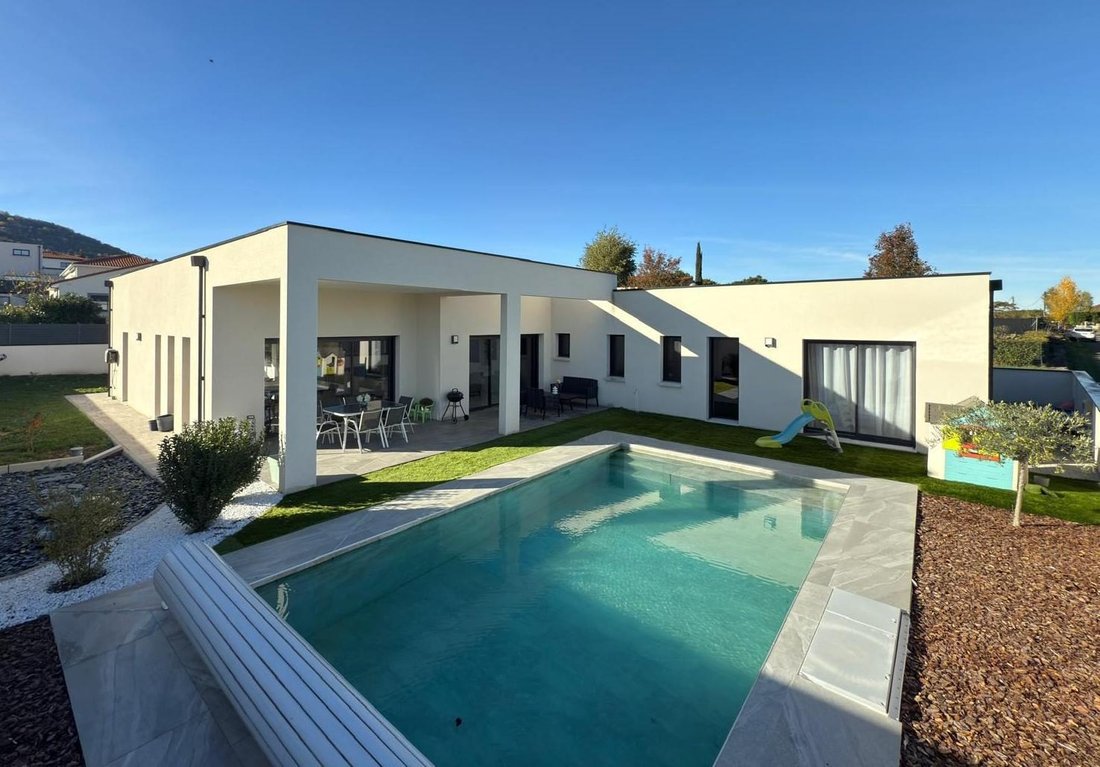 House in Perignat-les-Sarlieve, Auvergne-Rhône-Alpes, France 1 - 16842959