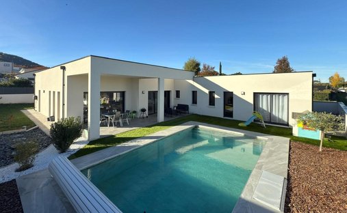 House in Perignat-les-Sarlieve, Auvergne-Rhône-Alpes, France 1