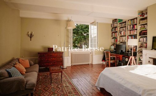 Castle for Sale in Clermont-Ferrand, Auvergne-Rhône-Alpes, France