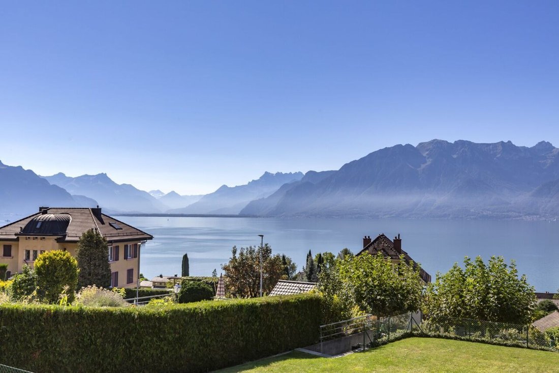 Spacious Garden Level With Lake View And Top Of The Range Finishes