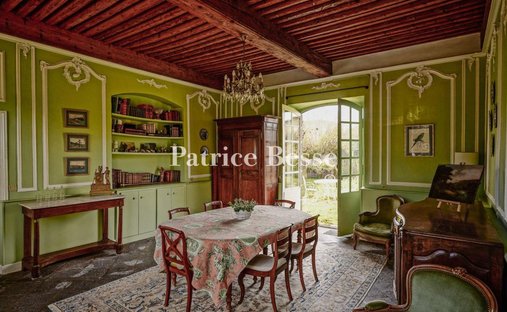 Castle for Sale in Clermont-Ferrand, Auvergne-Rhône-Alpes, France