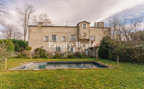 Castle for Sale in Clermont-Ferrand, Auvergne-Rhône-Alpes, France