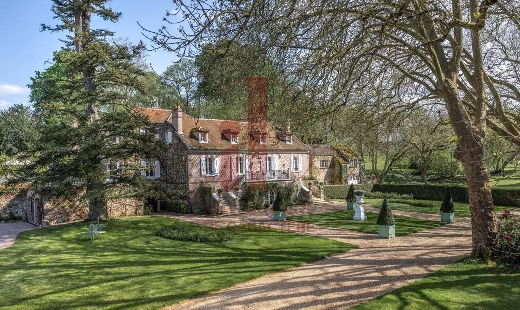 Rural Village Near Fontainebleau, 18 Th Century Estate And Dependencies Surrounded By A 3.8 Hectare P