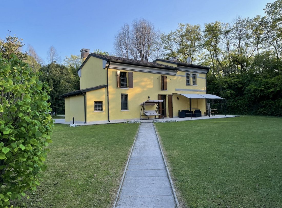 House in Historic Center, Mantua, Lombardy 2 - 16842657