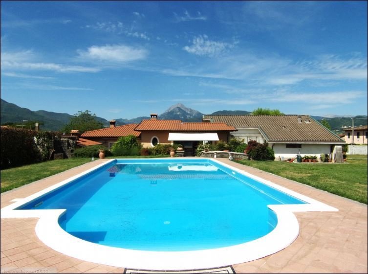 Villa in Barga, Tuscany, Italy 2 - 16841057
