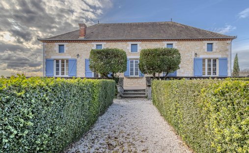 Castle for Sale in Sarlat-la-Canéda, Nouvelle-Aquitaine, France - 4