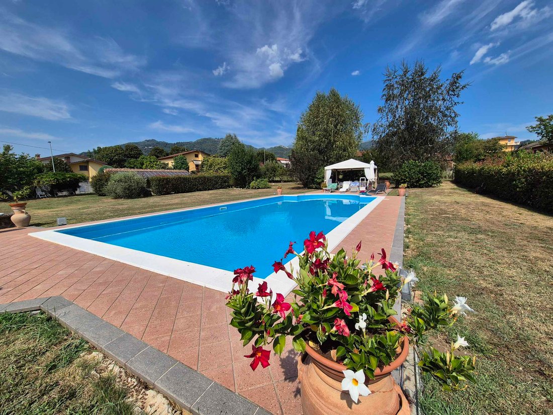 Villa in Barga, Tuscany, Italy 1 - 16841057