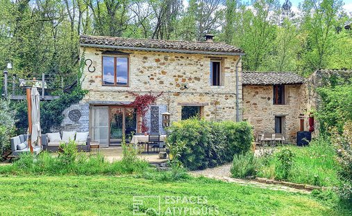 Luberon, Provence Magnificent 17th Century Castle With Agricultural Outbuildings And 84 Ha Of Wood