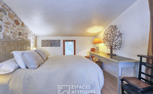 Luberon, Provence Magnificent 17th Century Castle With Agricultural Outbuildings And 84 Ha Of Wood