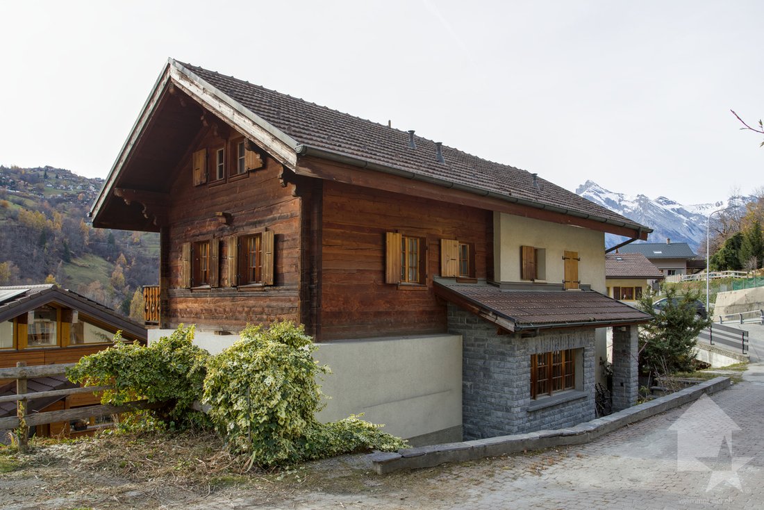 Charming 5.5 Room Chalet, 180 M², Sunny Location