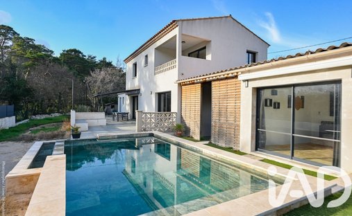 Castle for Sale in Plan-d'Aups-Sainte-Baume, Provence-Alpes-Côte d'Azur, France