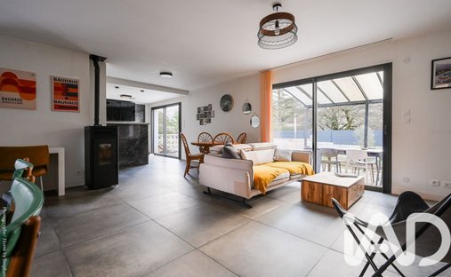 Castle for Sale in Plan-d'Aups-Sainte-Baume, Provence-Alpes-Côte d'Azur, France