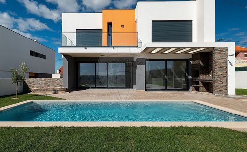 House in Sao Pedro da Cadeira, Lisbon, Portugal 1