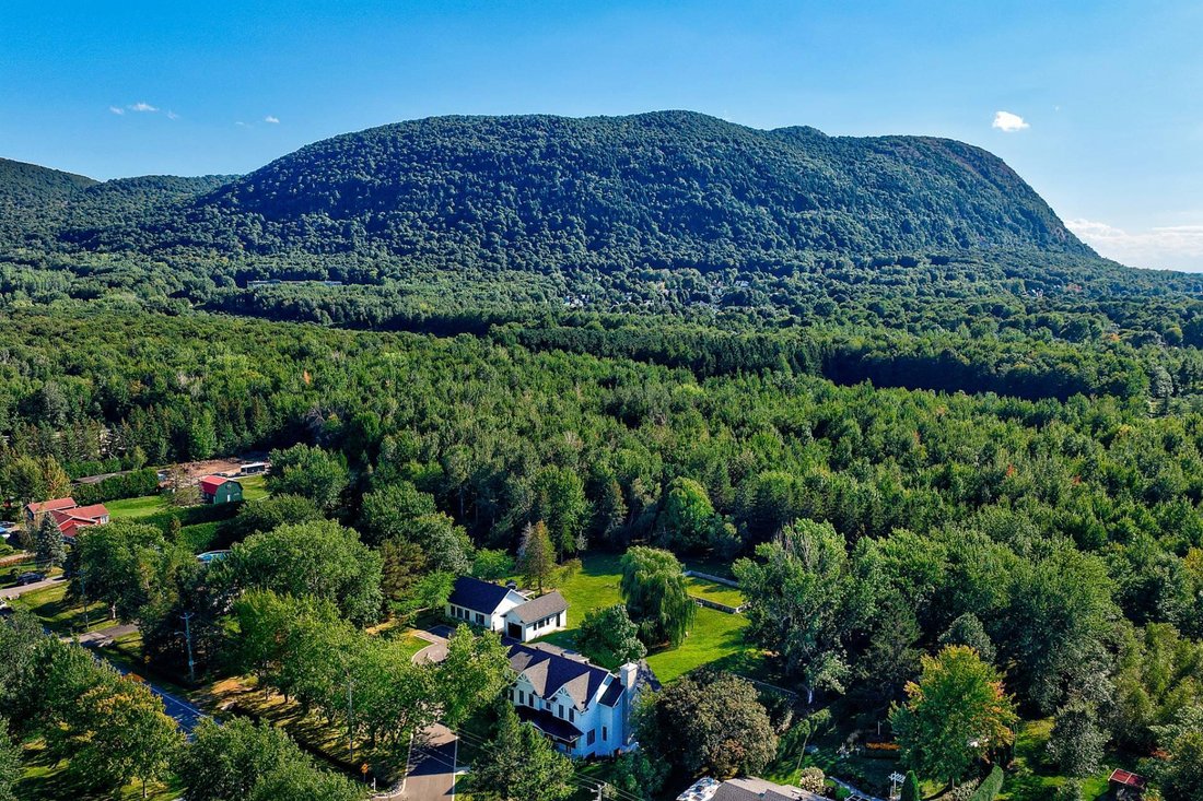 House in Mont-Saint-Hilaire, Quebec, Canada 2 - 16850113