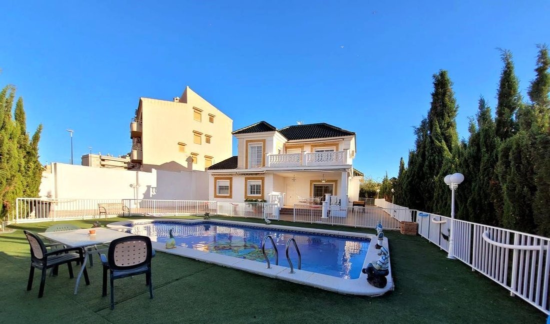 Chalet in Elx / Elche, Valencian Community, Spain 2 - 16851252
