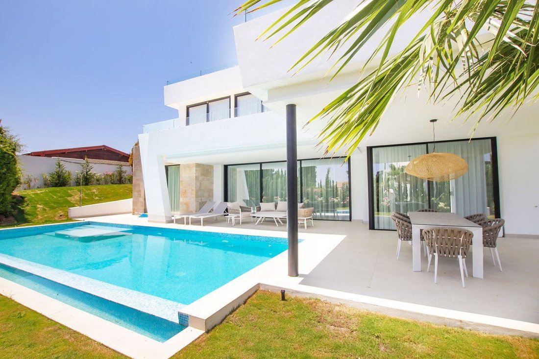Villa a Estepona, Andalusia, Spagna 3 - 16851479