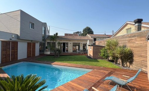 Splendid 19th Century Château, Renovated And Full Of Timeless Charm, Located Just Outside Bordeaux