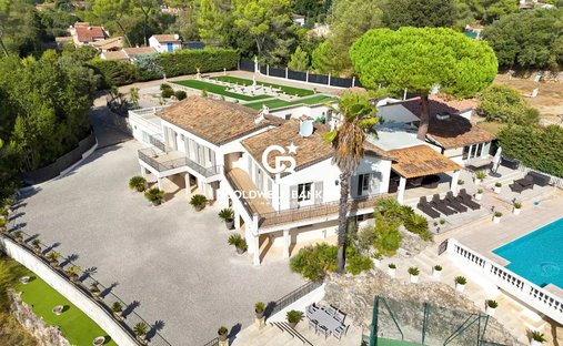 House in Nord, Roquefort-les-Pins, France 1