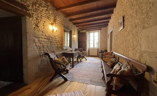 Castle for Sale in Saint-Jean-d'Angély, Nouvelle-Aquitaine, France - 5