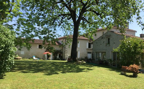 Castle for Sale in Saint-Jean-d'Angély, Nouvelle-Aquitaine, France - 4