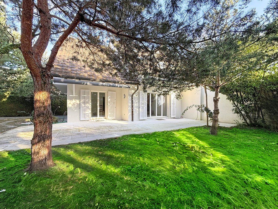 Charming Villa With Large Garden And Private Studio In Commugny