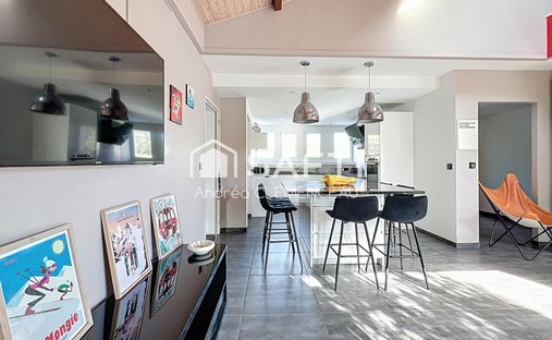 Castle for Sale in Mérignac, Nouvelle-Aquitaine, France