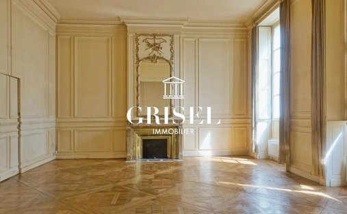 Superb 18th Century Château With C. 12 Ha Of Land