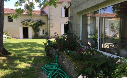 Castle for Sale in Saint-Jean-d'Angély, Nouvelle-Aquitaine, France