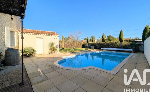 Castle for Sale in Carpentras, Provence-Alpes-Côte d'Azur, France