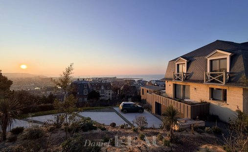 Manor House And Its Annexes Near Deauville