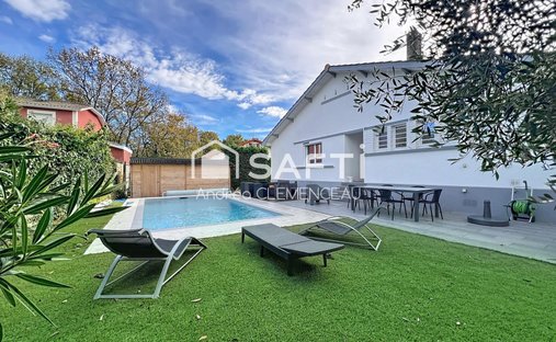 Castle for Sale in Mérignac, Nouvelle-Aquitaine, France