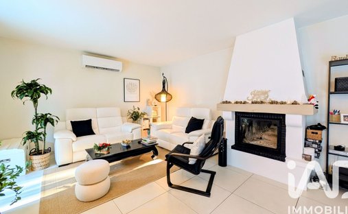 Castle for Sale in Carpentras, Provence-Alpes-Côte d'Azur, France