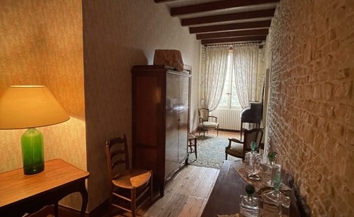 Castle for Sale in Saint-Jean-d'Angély, Nouvelle-Aquitaine, France