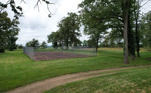 Château 3800 M² Sur Terrain 22ha